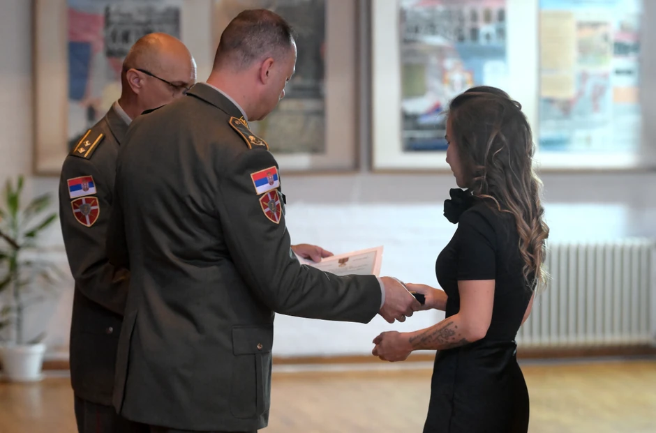 Komandant Druge brigade kopnene vojske brigadni general Nedeljković uručio je medalju Ujedinjenih nacija za očuvanje mira u svetu supruzi poginulog podoficira Ani Jovanović