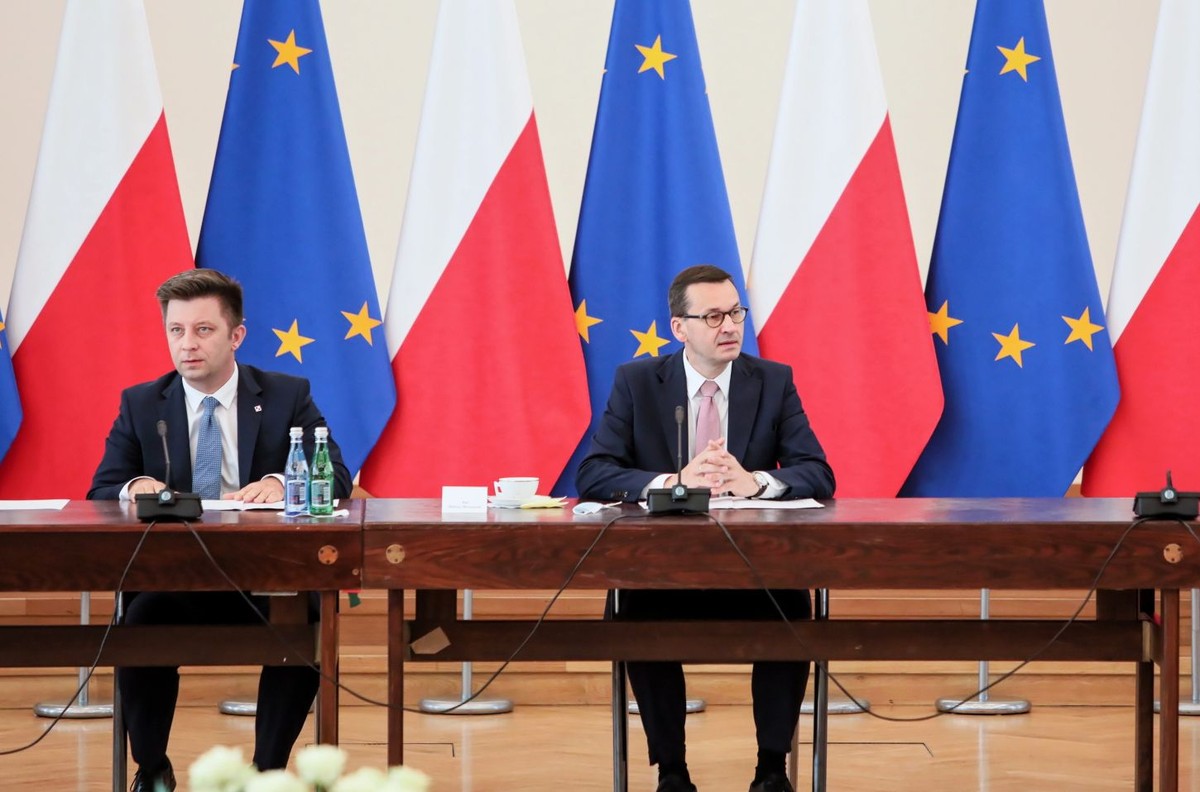 Premier Mateusz Morawiecki (P) i szef Kancelarii Prezesa Rady Ministrów Michał Dworczyk (L) podczas spotkania z przedstawicielami klubów parlamentarnych w KPRM