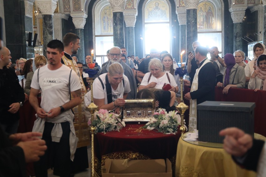 Vernici pred pojasom Majke Božije