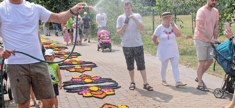 Tradycja dywanów kwiatowych na procesje Bożego Ciała na liście UNESCO