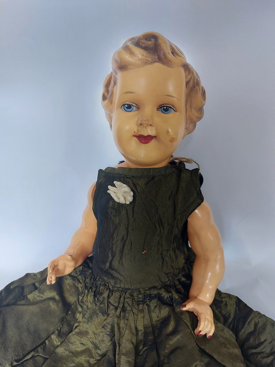 Lalka z lat 50. XX w. w ręcznie uszytej sukience. Właścicielka jako dziecko nazywała lalkę "Małgośka"