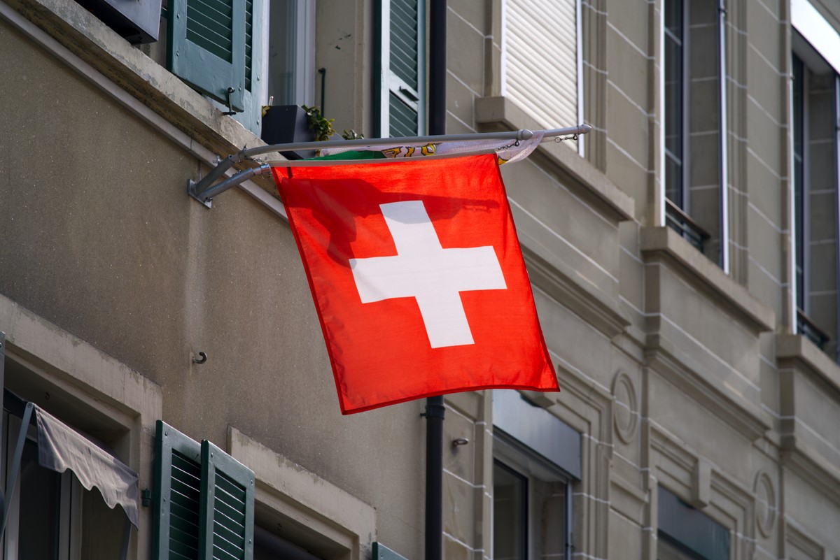 Badanie ekonomisty zaniepokoiło Szwajcarię. "Z powodu spadków ludzie ograniczają swój wymiar pracy"