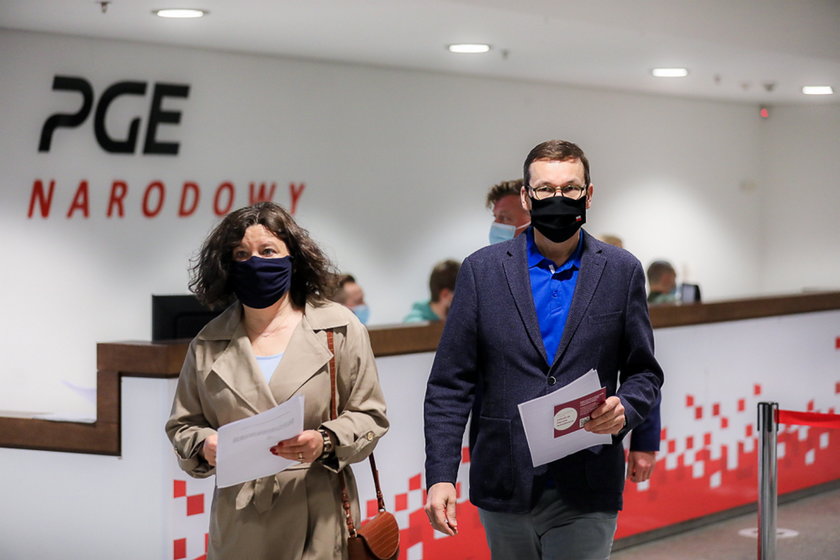 Mateusz i Iwona Morawieccy zaszczepili się na Stadionie Narodowym w Warszawie.