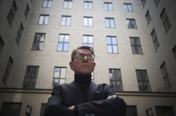 Zbrojewicz o roli w "Odwróconych 2": Skucha to zimny profesjonalista. Jego zadaniem jest obronić świat przed Blachą