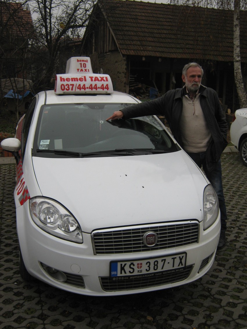 Slava Živković pokazuje mesto gde je prošao jedan od metaka