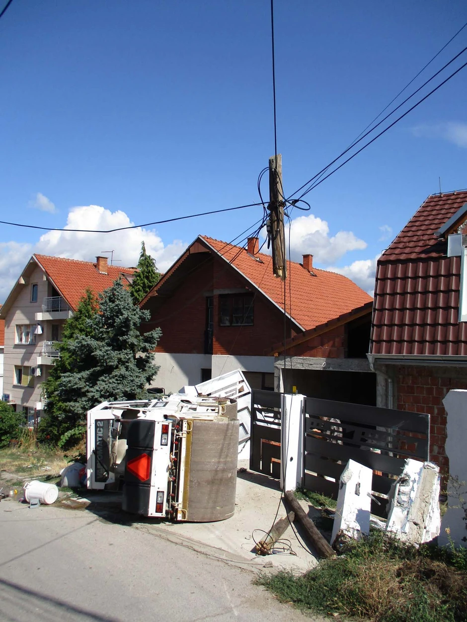 Bandera ispred kuće iskidana u parčiće