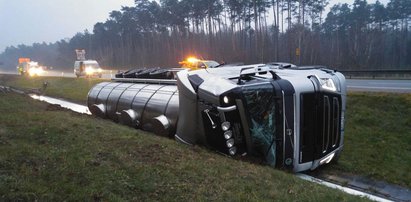 Wypadek na autostradzie. Na A4 rozlało się mleko