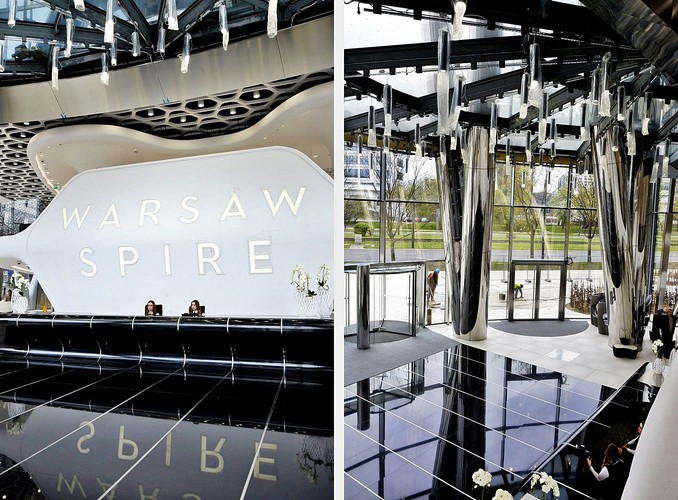 Najwyższy budynek A osiągnął swoją docelową wysokość 220-metrów w styczniu 2016 roku. Wtedy to na dachu wieżowca za pomocą helikoptera zostały zamontowane dwie 40-metrowe iglice. Teraz zakończono ostatnie prace wykończeniowe i budynek czeka na najemców. Pierwsze cztery piętra w budynku wieżowym będą ogólnodostępne dla wszystkich – znajdzie się tu m.in. restauracja, fitness i kawiarnia. Osoby korzystające z tych punktów usługowych będą miały do dyspozycji oddzielną windę i wydzielone miejsca w parkingu podziemnym. Na zdjęciu: Wnętrze budynku wieżowego Warsaw Spire - recepcja