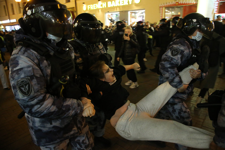Rosyjscy policjanci zatrzymują kobietę protestującą podczas antywojennego wiecu, Moskwa, 21 września 2022 r.