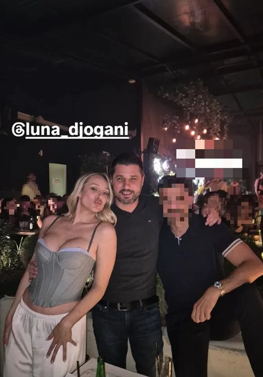 Silikoni provreli iz premalog korseta: Luna Đogani se napućila nasred kluba!