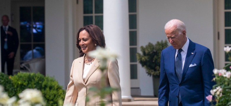 Bardzo udana stylizacja: Kamala Harris pokazała, jak wydobyć kobiecość z męskiego uniformu
