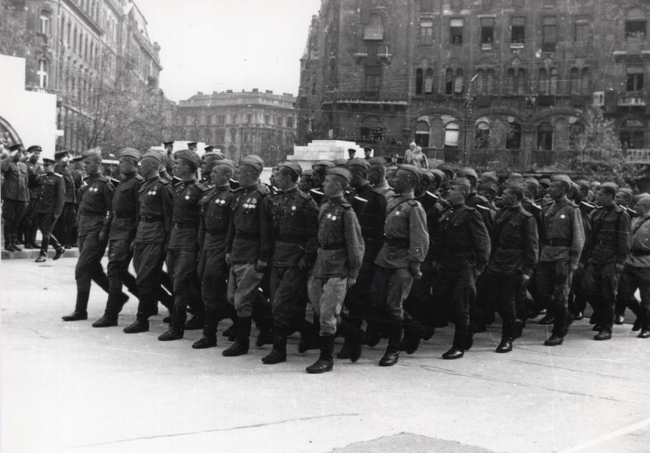 Katonai csinnadrattával adták át az emlékművet az ostrom után. 80 ezer szovjet katona esett el a Budapest körüli harcokban, de ez nem érv a megszállás körüli vitában / Fotó: Fortepan / Bauer Sándor