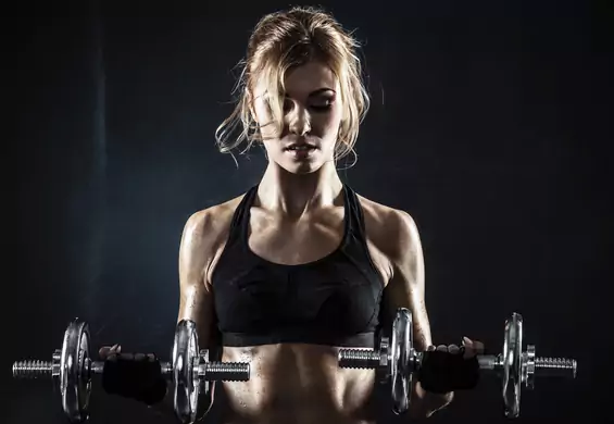 Kobiety też potrzebują mięśni! O prawdę na temat ćwiczeń siłowych zapytałyśmy eksperta - TRENERA PERSONALNEGO