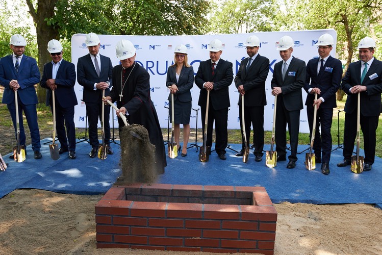 Metropolita gdański, abp Sławoj Leszek Głódź (4L) w towarzystwie przedstawicieli władz miasta, inwestora, wykonawcy i właściciela gruntów zasypuje, 2 bm. kamień węgielny pod budowę kompleksu Forum Gdańsk, który powstanie w ramach rewitalizacji historycznego Targu Siennego i Targu Rakowego.<br><br>fot. (aw/cat) PAP/Adam Warżawa