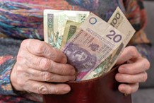 1978,49 zł wpłynie na konta. Czy komornik może zabrać 13. i 14. emeryturę? Ważny komunikat dla seniorów w 2026 roku