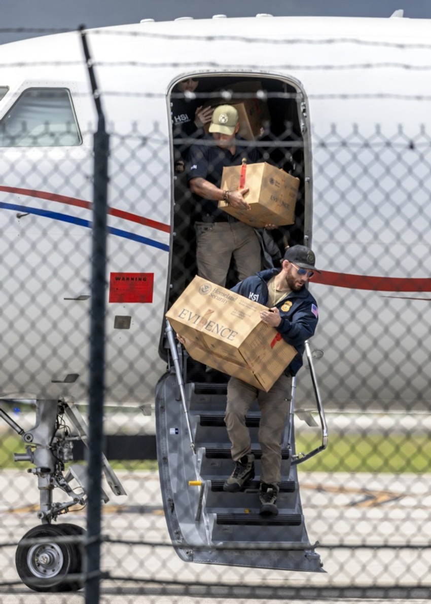 SAD zaplenile predsednički avion Nikolasa Madura - istovarivanje kutija sa navodnim dokazima iz letelice na aerodromu u Fort Loderdejlu na Floridi 2. septembra