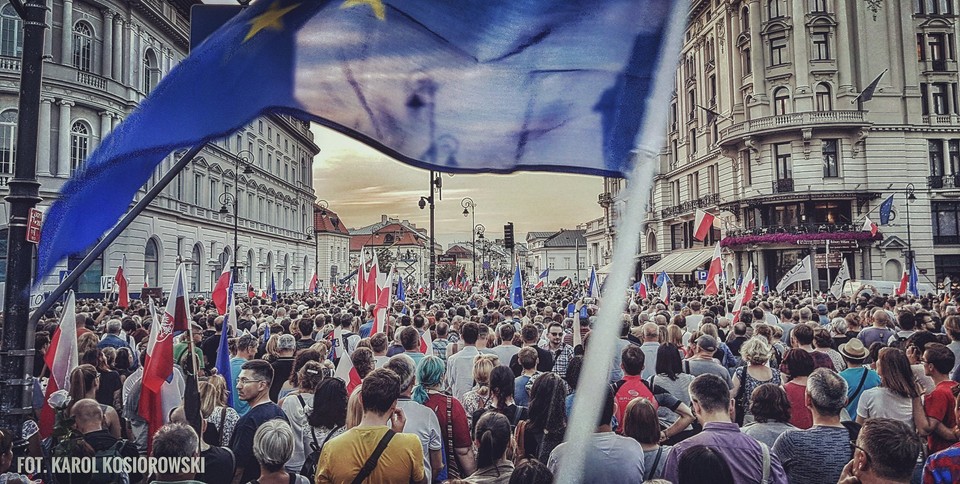 Tysiące ludzi na Krakowskim Przedmieściu w Warszawie 