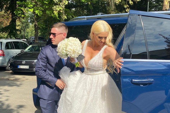 POSLE RAZVODA OD PILOTA, SREĆU NAŠLA PORED KOŠARKAŠA Poznata glumica sad pokazala kako šeta njihovog sina Filipa, kojeg su nedavno dobili: On im je centar sveta