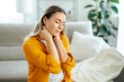 A nyaki gerincfájdalmat előbb-utóbb mindenki megérzi! Mikor és hogyan lehet kezelni?