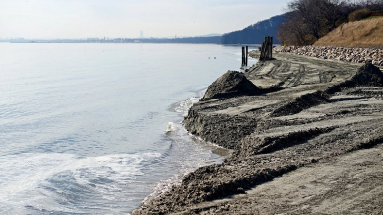 Gdynia: Wiosną poszerzali gdyńską plażę za 2,5 mln zł. Zmył ją sztorm