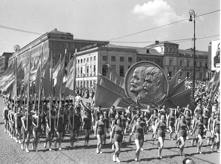 Pochód 1-majowy w latach 50-tych XX wieku na roku w Alejach Jerozolimskich w Warszawie