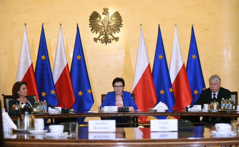 Premier Ewa Kopacz (C), marszałek Sejmu Małgorzata Kidawa-Błońska (L) i marszałek Senatu Bogdan Borusewicz (P) w KPRM podczas spotkania w sprawie uchodźców.