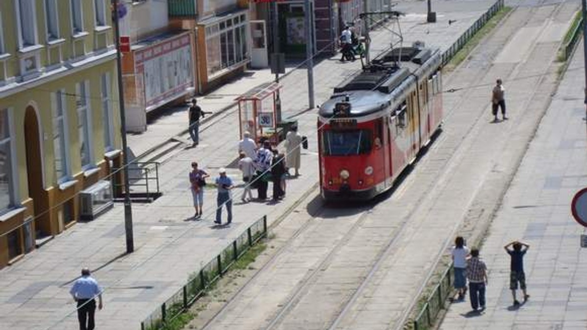 - Codziennie rano jadę autobusem 125 i codziennie o 6.10 na rondzie przy Castoramie wsiada pasażer w roboczym ubraniu. Nic by nie było w tym złego, gdyby nie to że to ubranie od wielu tygodni nie miało kontaktu z pralką. Ma na sobie plamy oleju, cement, farbę. Ten człowiek traktuje autobus jak ciężarówkę na budowie - napisał w skardze do MZK pasażer.