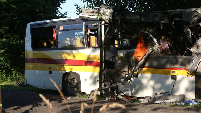 Tragiczny wypadek autokaru na Pomorzu. 20-latek usłyszał zarzuty