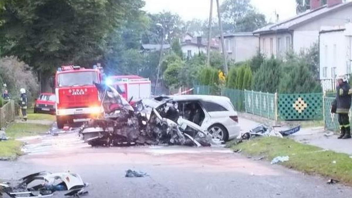 Dziś w nocy doszło do tragicznego wypadku drogowego w miejscowości Mielenko. Jedna osoba nie żyje, dwie zostały ranne.
