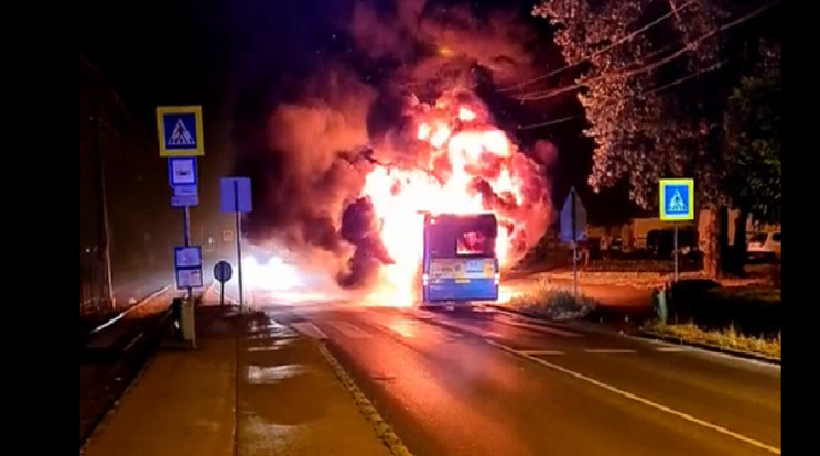 Teljes terjedelmében égett a busz az Üllői úton / Fotó: baleset-info.hu