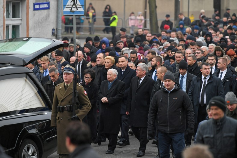 Andrzej Duda, Agata Kornhauser-Duda, Jarosław Kaczyński, Mateusz Morawiecki, Stanisław Karczewski, Elżbieta Witek w kondukcie żałobnym