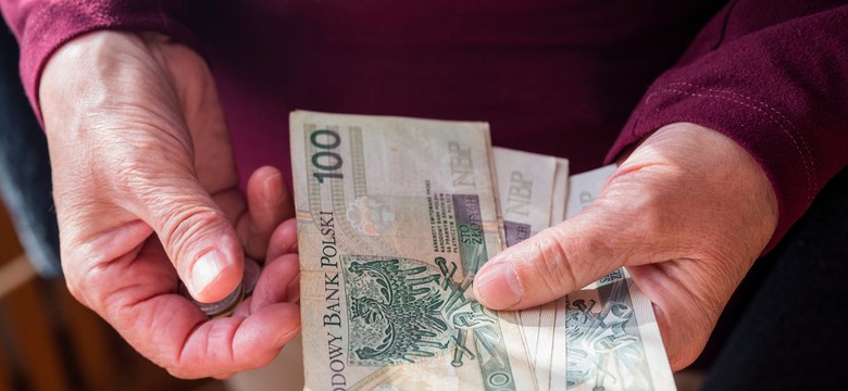 ZUS wypłaci 6000 złotych seniorom. Kto dostanie pieniądze?