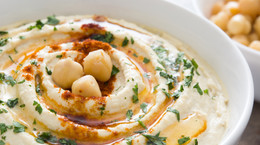 Hummus - przepisy na pastę z ciecierzycy. Dlaczego warto jeść hummus?