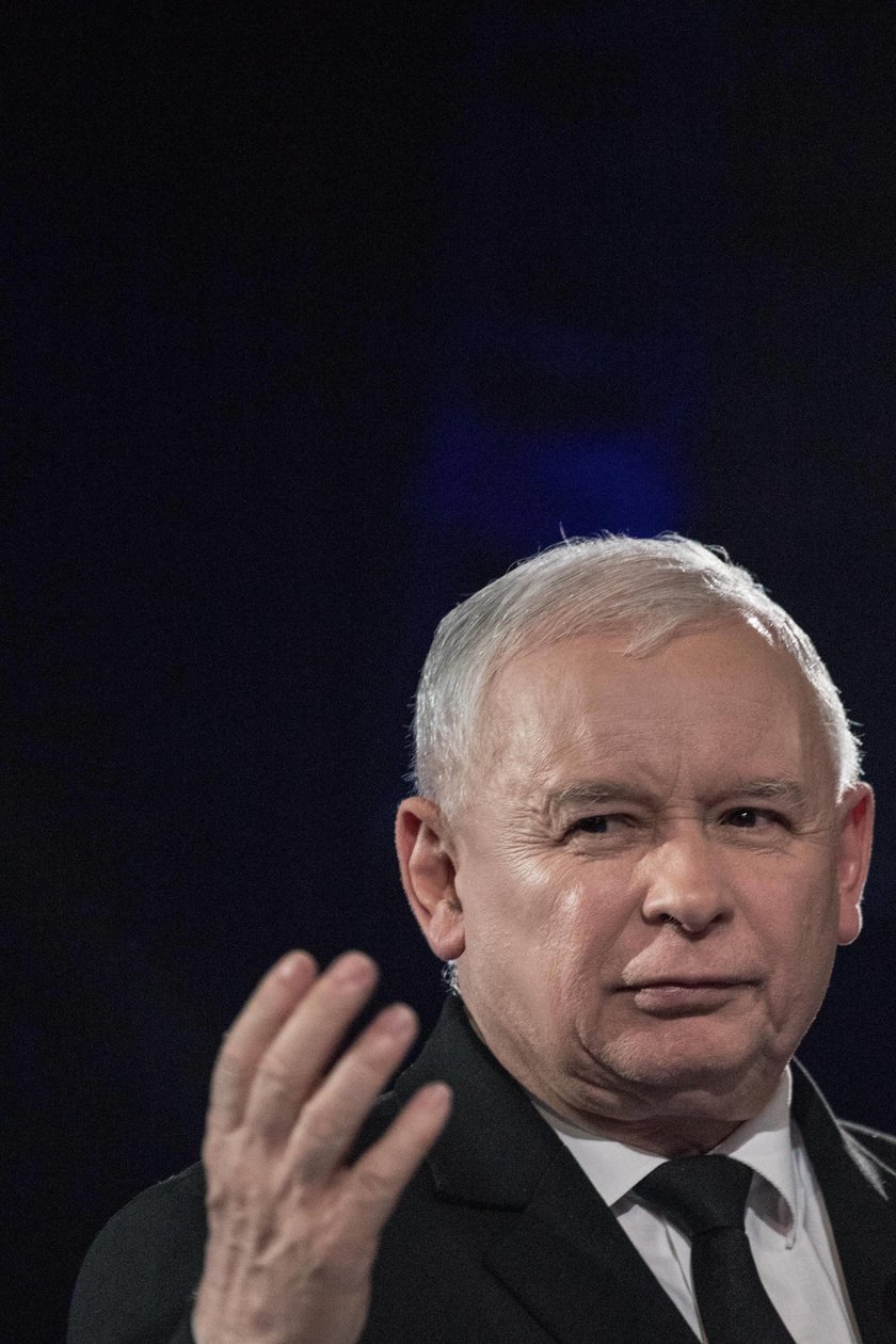 Jarosław Kaczyński słucha rapu na konwencji Patryka Jakiego