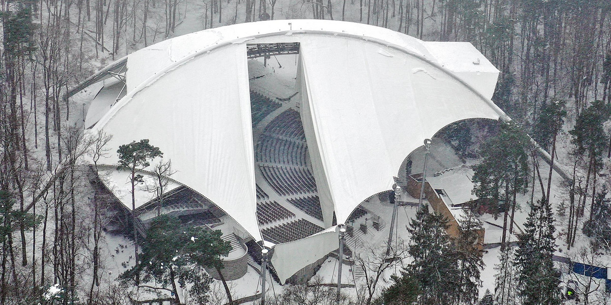 Gigantyczna dziura w dachu Opery Leśnej. 