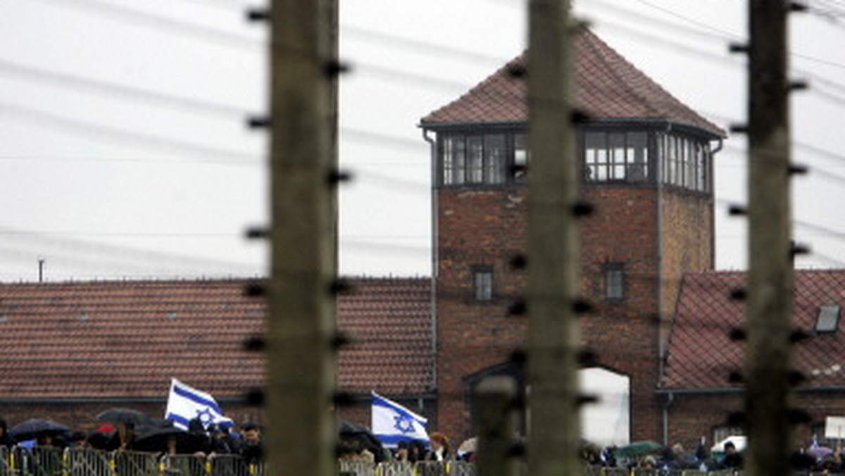 Hołd ofiarom ewakuacji Auschwitz, zwanej Marszem Śmierci, oddali w niedzielę Polacy i Żydzi. Złożyli kwiaty i modlili się przy mogile na cmentarzu w Brzeszczach, gdzie pochowano 18 więźniów, którzy zmarli lub zginęli podczas tragicznego marszu sprzed 75 lat.