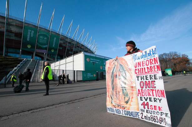 Mały protest przed Stadionem Narodowym