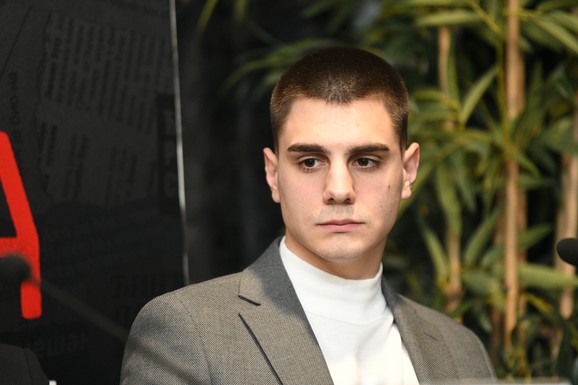 Mladi glumac važi za PRAVOG ZAVODNIKA: Nedavno je verio partnerku, a žene ga uprkos tome startuju na svakom koraku (FOTO)