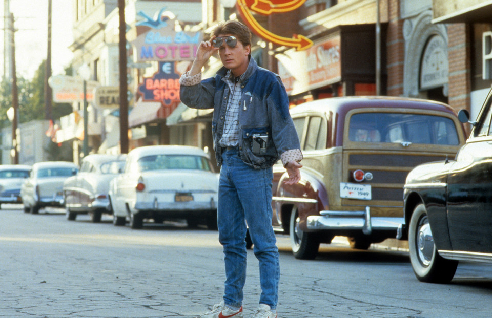 Michael J. Fox na planie filmu "Powrót do przyszłości" w 1985 r.