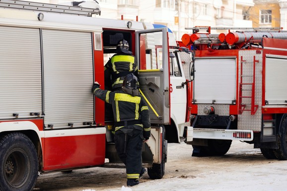 AUTO SE ZAPALIO U POKRETU Pukom srećom izbegnuta tragedija u Vlasotincu: Vatra je odjednom buknula