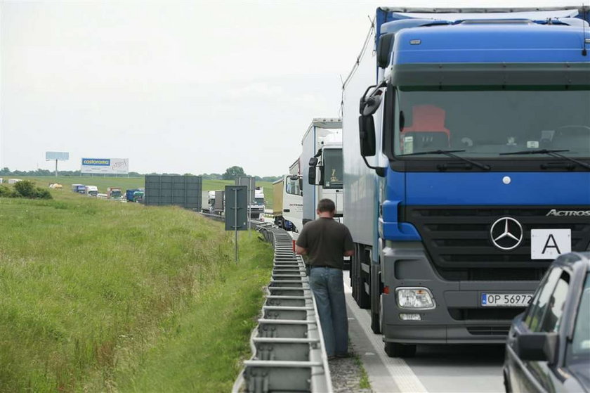 Zablokowana A4, zderzyły się ciężarówki