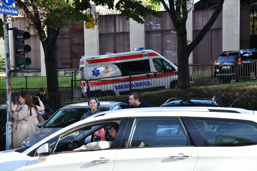 Dečak ubica dovezen na suđenje