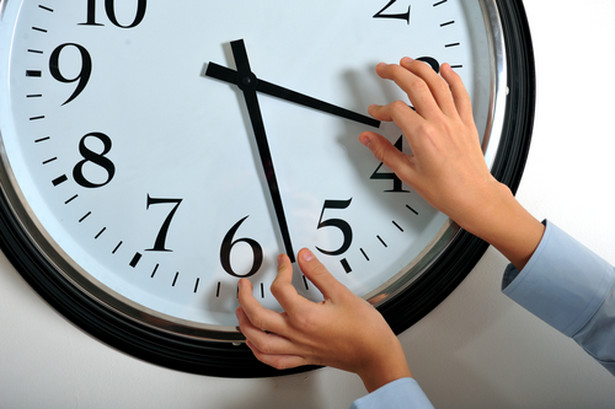Zmiana czasu na letni 2024. Jak przestawić zegarki? Śpimy krócej czy dłużej?