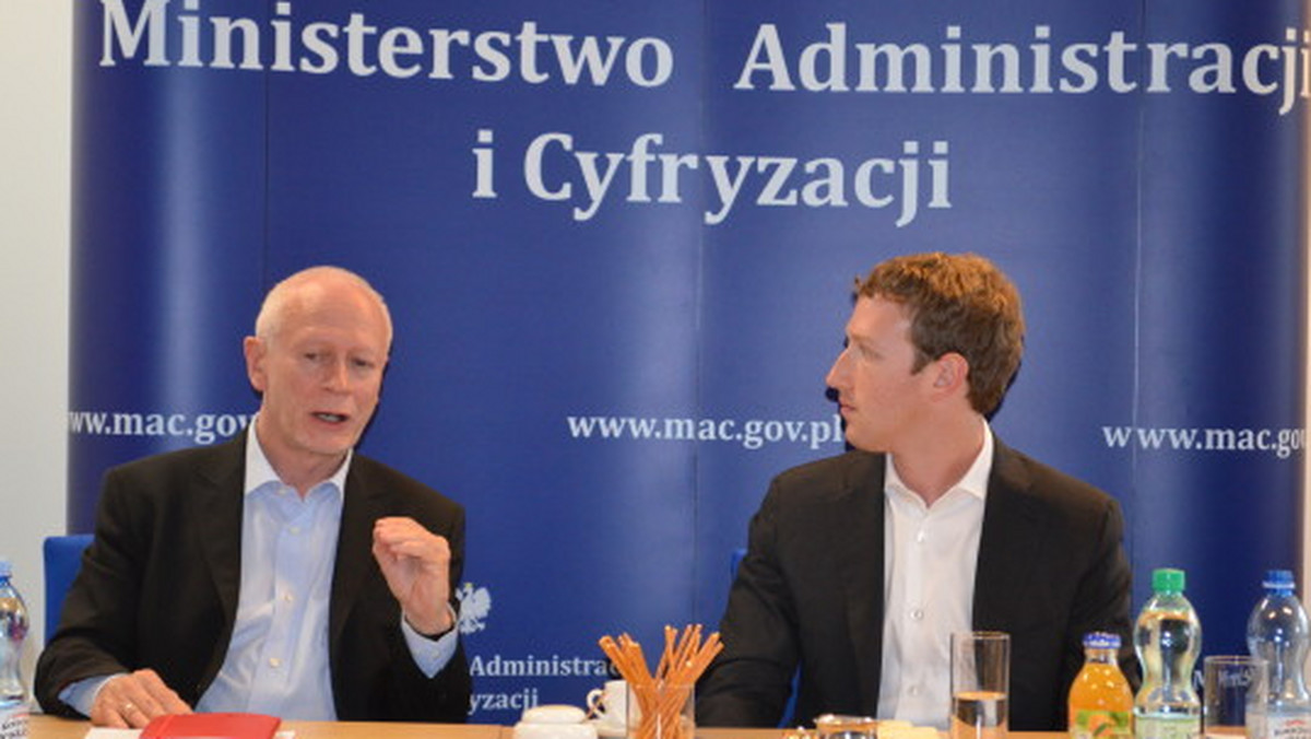 Mark Zuckerberg postanowił złożyć niezapowiedzianą wizytę w Polsce. Spotkał się z ministrem Michałem Bonim. - Pan zmienił świat tworząc media społecznościowe - zwracał się do gościa minister Boni.