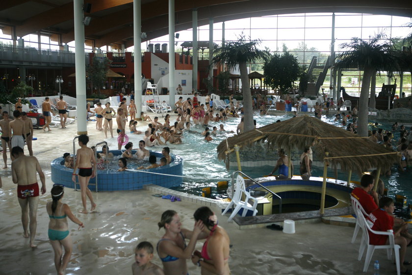 Tłumy ludzi we wrocławskim aquaparku