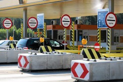 Bramki na autostradach miały zniknąć, a się rozmnożą