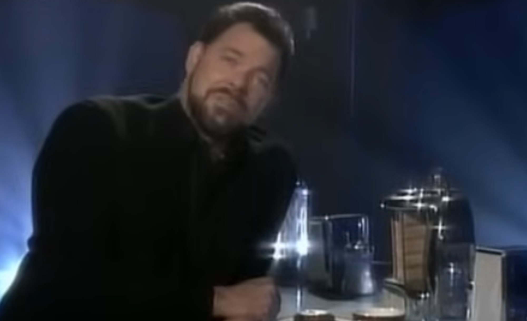 Americký herec Jonathan Frakes bol moderátorom relácie Verte neverte. 
