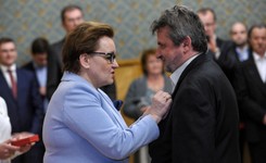Minister Zalewska odznaczyła uczestników głodówki z czasu rządów PO. Chodziło o nauczanie historii