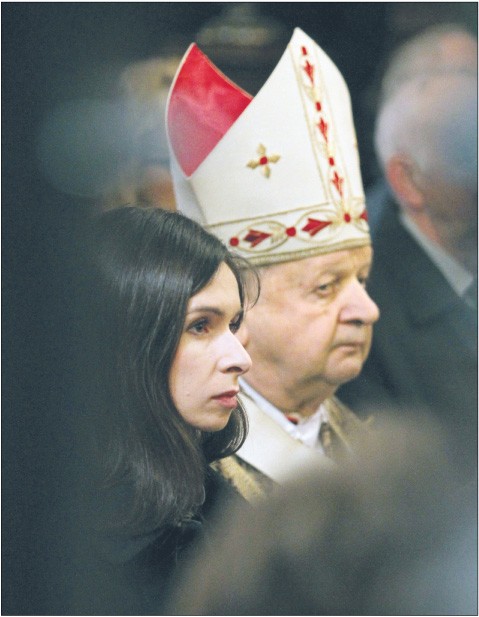 Od rana Marta Kaczyńska modliła się za rodziców w katedrze na Wawelu. Nabożeństwo celebrował ks. Stanisław Dziwisz Fot. Jacek Bednarczyk/PAP