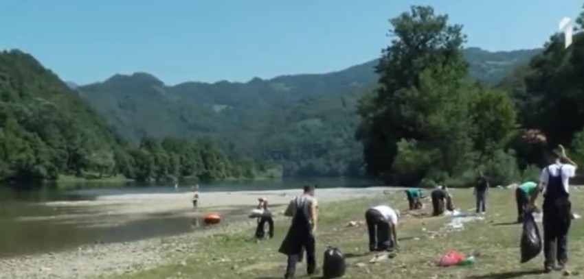 Neki su smeće bacali i u reku
